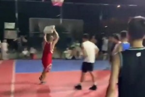 要出人命！篮球老大爷冲突后不爽 拿砖威胁对方：错了没有？